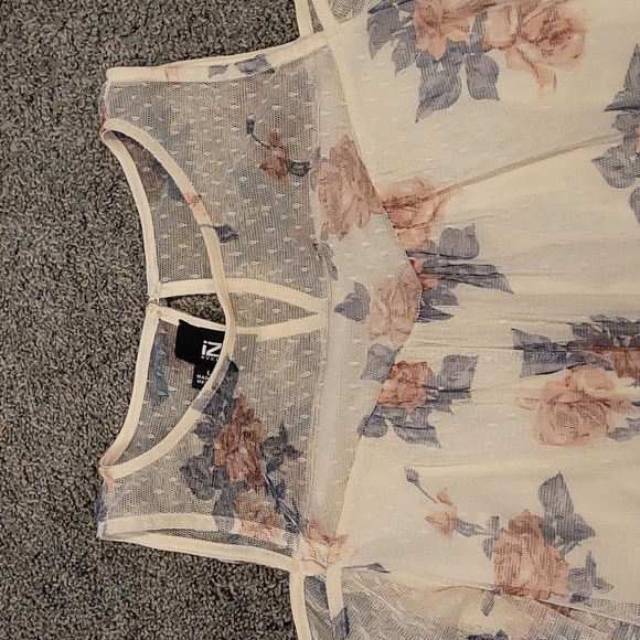 FLORAL TOP - Picture 2 of 3